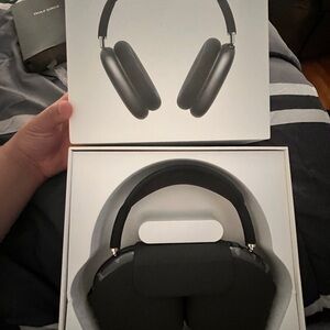 Apple AirPods Max with Smart Case in Gray